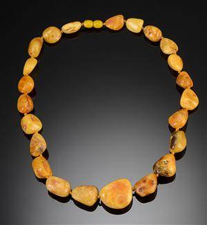 Dansk rav. Ravkæde, delvis poleret, vægt 46 gr.