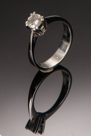 Solitairering af 14 kt hvidguld, ca. 0.57 ct 