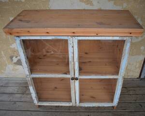 Bänk med glasdörrar