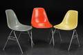 Charles Eames. Tre skalstole, glasfiber, model DSS 3