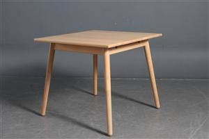 Poul M. Volther. Spisebord model C35A