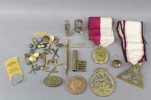 Militära märken, ordensband 2 st och fällkniv mm