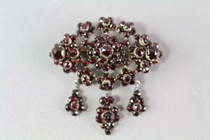 Brosch med granater 