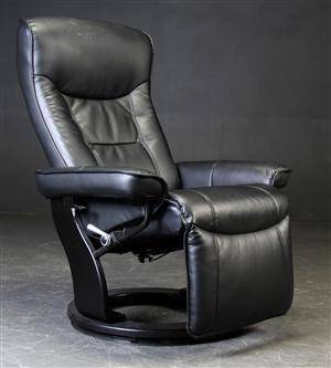 Lænestol med indbygget skammel. 