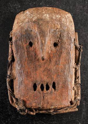 Afrikansk mask. Skuren i trä