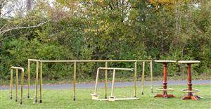 Butiksudsmykning, messing gelænder, ståborde samt lamper 