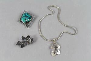 Broscher 2 st och halsband i silver