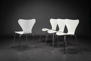 Arne Jacobsen. Sæt på fire stole, model 3107 4