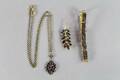 Halsband, armband och brosch med granater