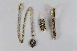 Halsband, armband och brosch med granater