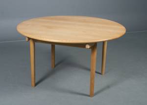 Hans J. Wegner Cirkulært bord i massiv eg, model PP 70.