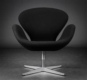 Arne Jacobsen. Lænestol Svanen, returdrej, model 3320 