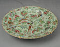  Kinesisk fad af porcelæn, rigt dekoreret i farver med fugle, insekter, blomster og bladværk. 1800-tallet
