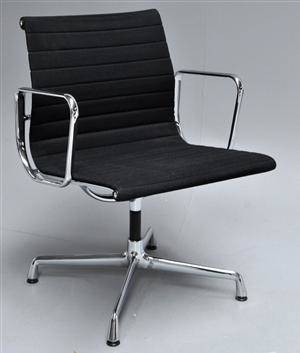 Charles Eames. Kontorstol, model EA-108, sort hopsak 