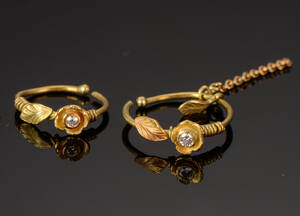 Et par creoler af 22 kt guld med brillanter og blomster 2
