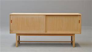 Kurt Østervig. lav skænk i egetræ