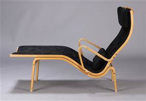 Finn Østergaard. Chaiselong, sort alcantara