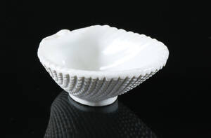 Kongelige porcelænsfabrik muslingeformet saltkar 1820-1850.