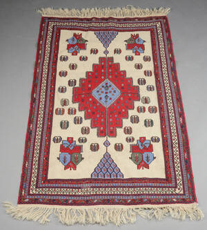 Persisk kelim tæppe, lys bund med rødt og blåt midterfelt.  128 x 190 cm.