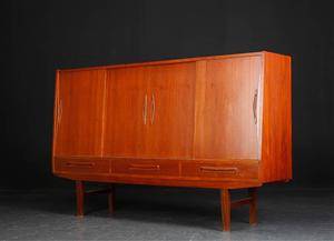 Høj skænk af teaktræ, dansk møbelproducent