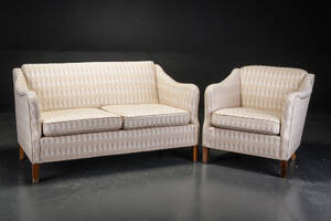 Dansk møbelproducent. To-pers. sofa samt lænestol 2