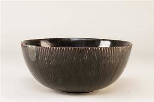 Axel Salto for Royal Copenhagen. Skål af stentøj i riflet stil  