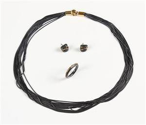 Halskæde, ørestikkere og ring, af forgyldt og oxyderet sterlingsølv