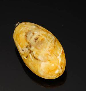 Vedhæng af gul rav. 31,9 gr.