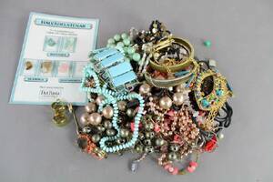 Diverse smycken och armbandsur 