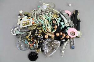 Diverse smycken och armbandsur