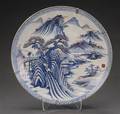 Japansk fad af porcelæn dekoreret i farver og guld.