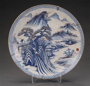 Japansk fad af porcelæn dekoreret i farver og guld.