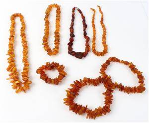 Samling ravkæder samt armbånd. 6