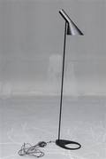 Arne Jacobsen AJ Standerlampe af sortlakeret metal.   