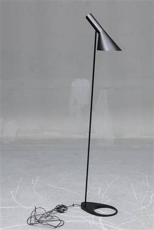 Arne Jacobsen AJ Standerlampe af sortlakeret metal.   
