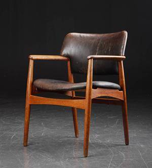 Ejner Larsen og Aksel Bender Madsen, Armstol af egetræ