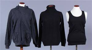 Grå jakke, sort højhalssweater samt sort tanktop. Str. M 3