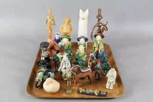 Bricka med diverse figuriner