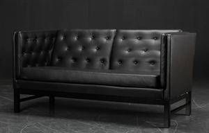 Erik Jørgensen. To-pers. sofa, sort læder, model EJ 315