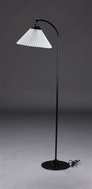 Flemming Agger  Le Klint, standerlampe, sortlakeret metal, model 368 