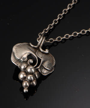 Georg Jensen m.fl. Vedhæng af sterlingsølv, årssmykke 1996 samt kæde af sølv 2