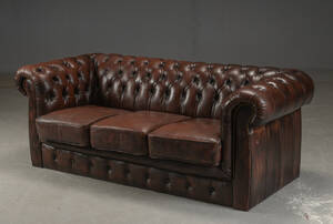 Tre-personers sofa i Chesterfield stil