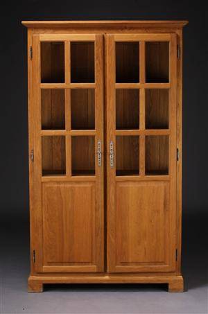 Kristensen  Kristensen. Vitrineskab, egetræ