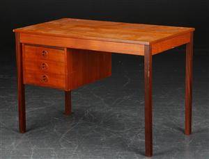 Skrivebord af teak, 1950erne, dansk møbelproducent