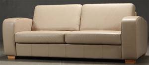 Sofa i lyst cappucinofarvet læder.