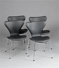 Arne Jacobsen. Et sæt på fire Syver stole, sort læder, model 3107. 4 