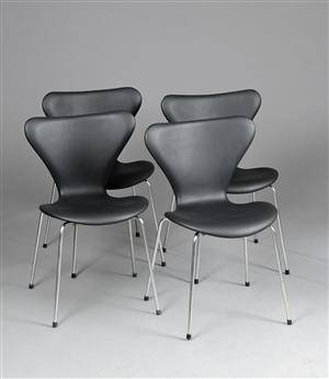 Arne Jacobsen. Et sæt på fire Syver stole, sort læder, model 3107. 4 