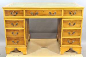 Skrivbord i engelsk stil med skinn på skivan 