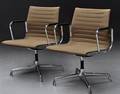 Charles Eames. Sæt på to kontorstole fra serien Aluminium Group, model EA-108 2