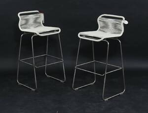 Verner Panton. To VP ONE barstole i farven SNOW 2